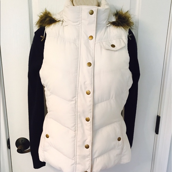 🎉 Banana Republic White Vest with Fur Hood! 🎉 - Picture 2 of 5